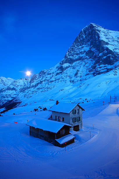 froid house et de la lune montante à jungfraujoch - jungfraujoch photos et images de collection