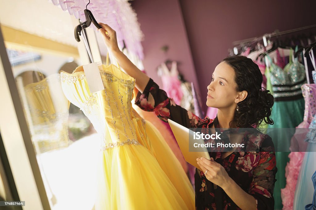 Vestido de loja de roupa proprietário Examinar - Royalty-free 20-24 Anos Foto de stock