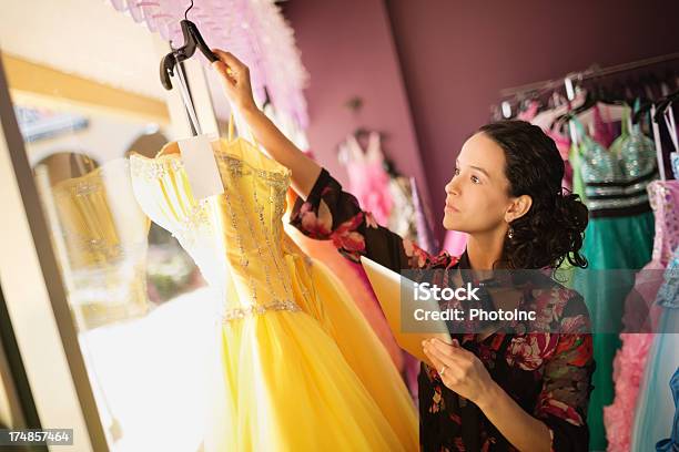 Vestido De Loja De Roupa Proprietário Examinar - Fotografias de stock e mais imagens de 20-24 Anos - 20-24 Anos, Adulto, Boutique