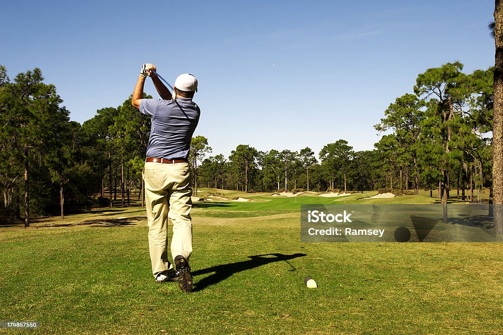 Golfista masculina teeing off - Royalty-free Golfista Foto de stock
