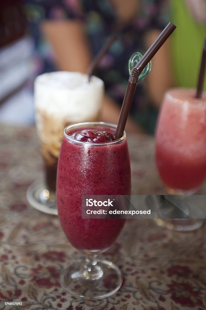 Bevande su un tavolo - Foto stock royalty-free di Bevanda fredda