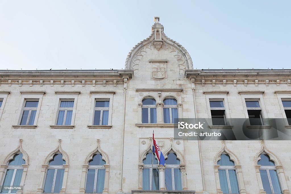 Casa storica facciata in stile veneziano con finestre Croazia - Foto stock royalty-free di Arco - Architettura