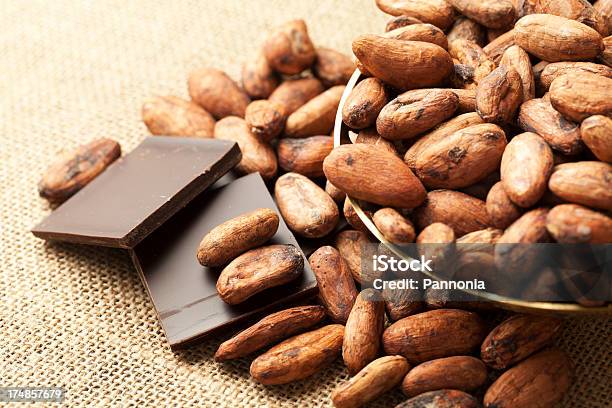 Foto de Semente De Cacau E De Chocolate Na Tigela e mais fotos de stock de Agricultura - Agricultura, Aniagem de Cânhamo, Chocolate