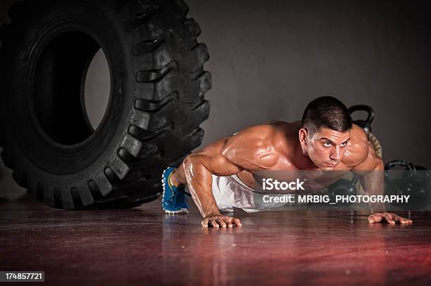 Photo libre de droit de Pushups Lower Position banque d'images et plus d'images libres de droit de Activité - Activité, Activité de loisirs, Activité physique