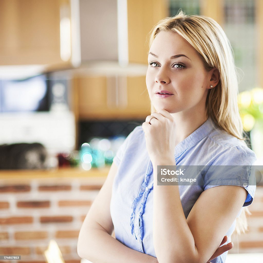 Pensoso donna in cucina - Foto stock royalty-free di 30-34 anni