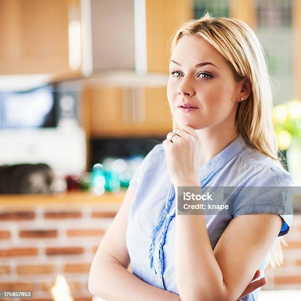 Pensoso Donna In Cucina - Fotografie stock e altre immagini di 30-34 anni - 30-34 anni, Abbigliamento elegante, Adulto