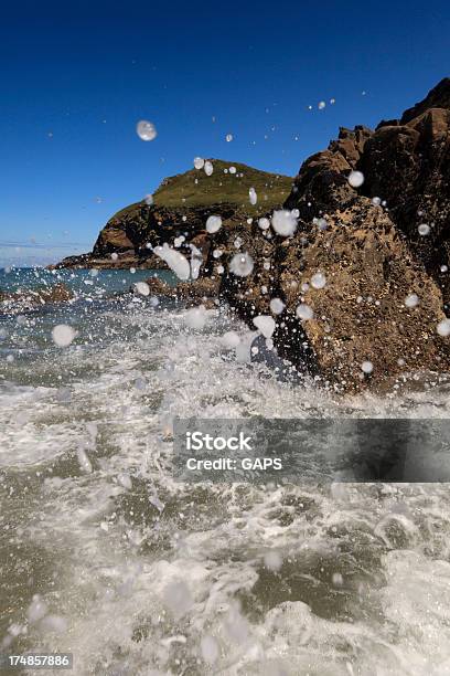 Wellen Wenn Sie Die Ufer Im Lundy Bay In Cornwall Stockfoto und mehr Bilder von Atlantik - Atlantik, Cornwall - England, England