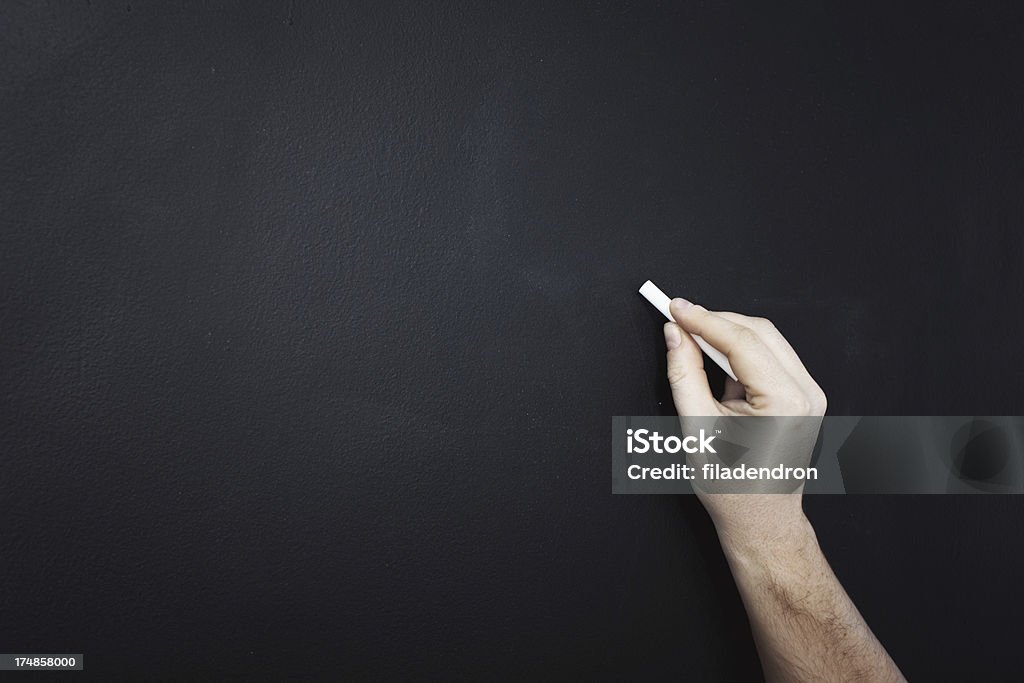 Mano escribiendo on chalkboard - Foto de stock de En blanco libre de derechos