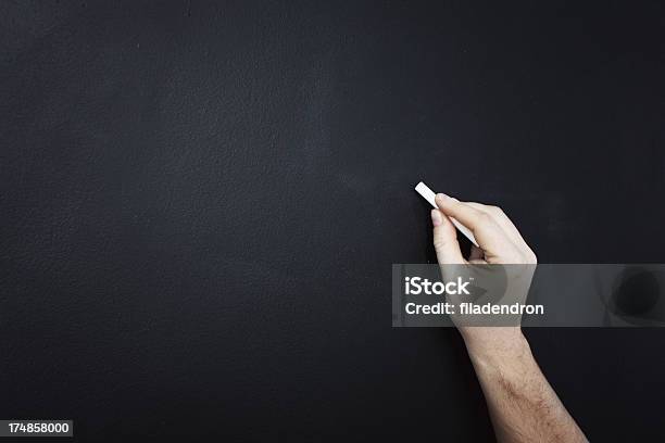 Mano Escribiendo On Chalkboard Foto de stock y más banco de imágenes de En blanco - En blanco, Enseñar, Fondos