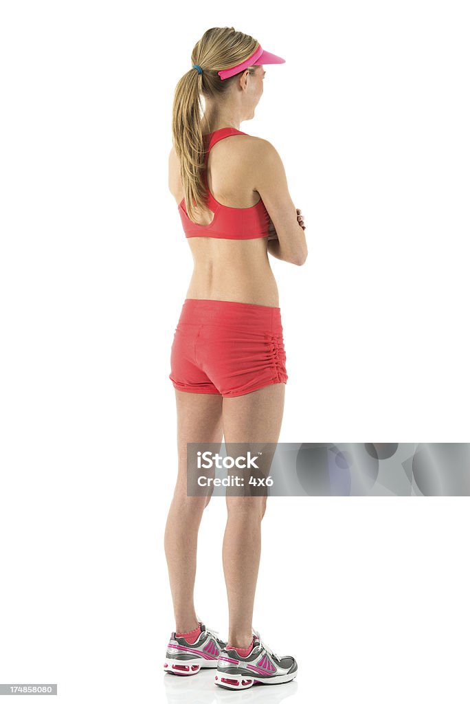 Atraente feminino atleta de pé com os braços cruzados - Foto de stock de 20 Anos royalty-free