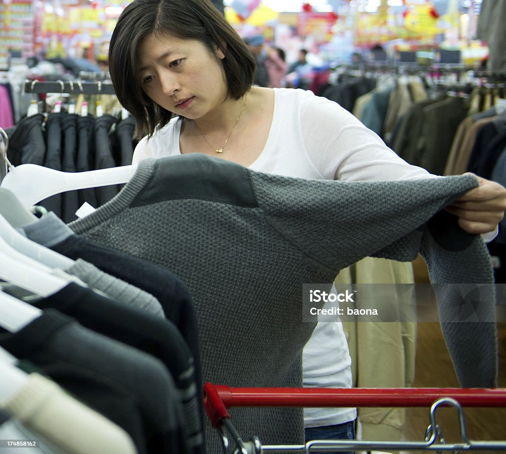 Vestiti shopping - Foto stock royalty-free di Abbigliamento