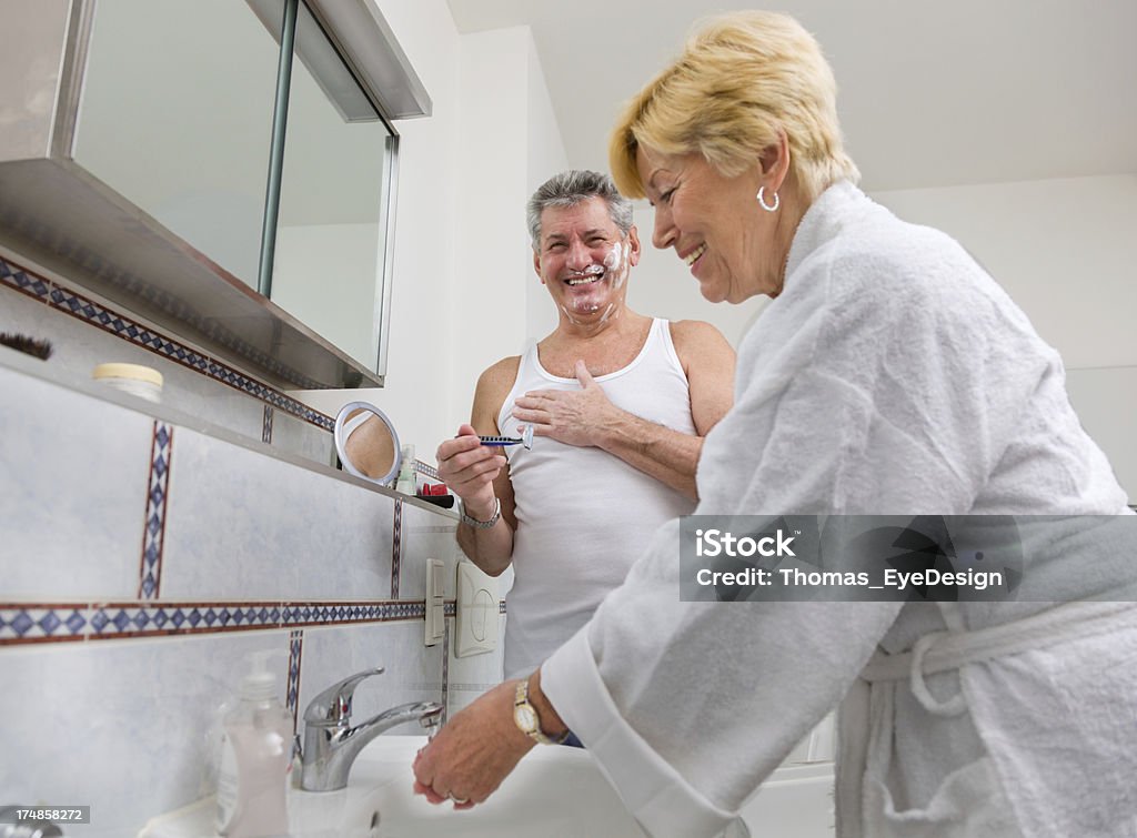 年配のカップルのバスルーム - お手�洗いのロイヤリティフリーストックフォト