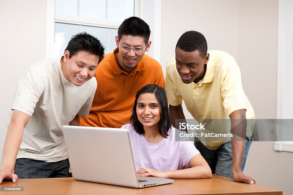 Studenti con computer portatile. - Foto stock royalty-free di Adulto