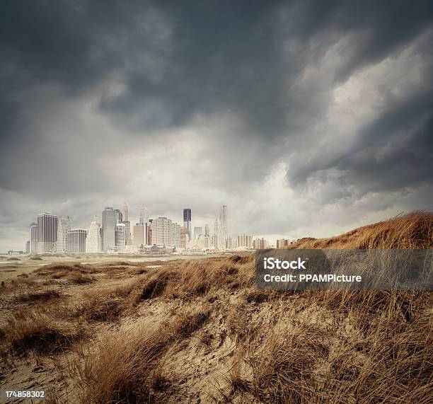 Manhattan Skyline Cómo Componer Foto de stock y más banco de imágenes de Aire libre - Aire libre, Alto - Descripción física, Arquitectura