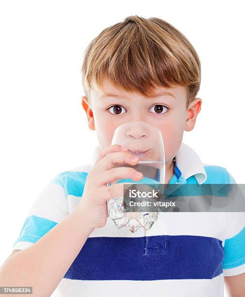 Rapaz A Desfrutar De Um Copo De Água - Fotografias de stock e mais imagens de 4-5 Anos - 4-5 Anos, 6-7 Anos, Azul