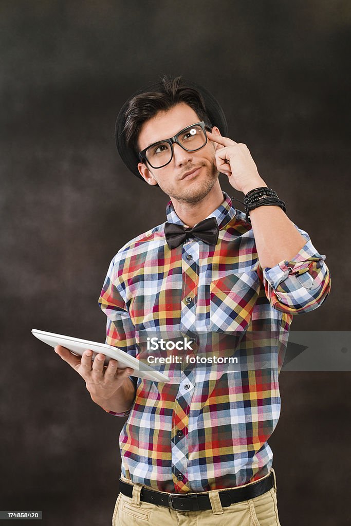 Homme à l'aide de tablette numérique, penser - Photo de Grand dadais libre de droits