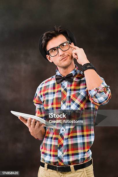 Homem Usando Tablet Digital Pensando - Fotografias de stock e mais imagens de Computador - Computador, Estilo retro, Nerd