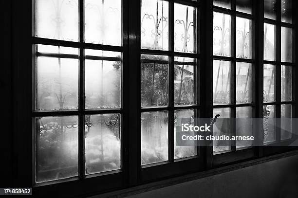 Okno Czarny I Biały - zdjęcia stockowe i więcej obrazów Czarno biały - Czarno biały, Okno, Śnieg