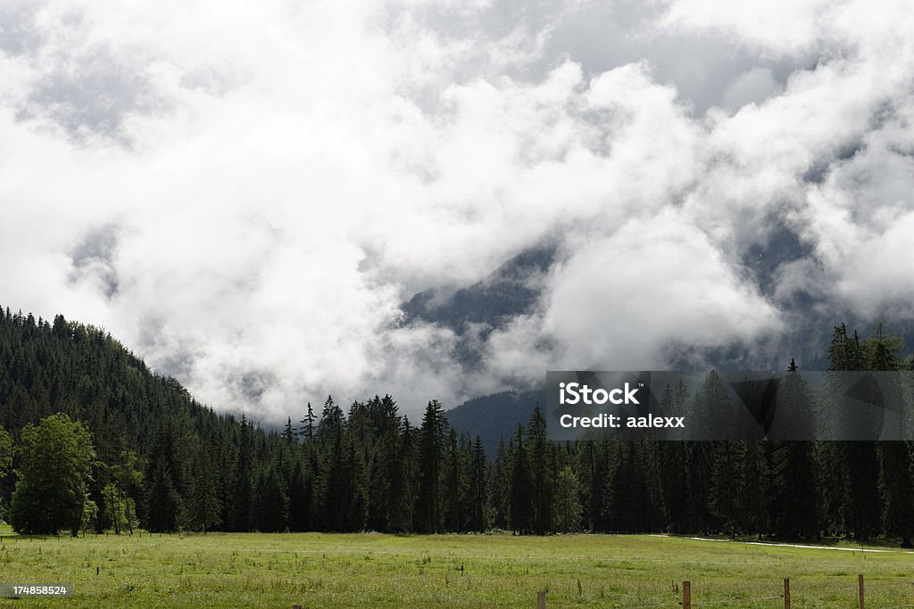 Альпийский пейзаж, луг и Романтическое небо, горных вершин - Стоковые фото Айсберг - ледовое образовании роялти-фри