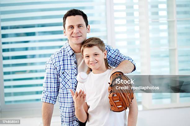 Padre Con Figlio - Fotografie stock e altre immagini di Figlio maschio - Figlio maschio, Padre, Palla da baseball