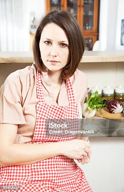 Mujer En La Cocina Foto de stock y más banco de imágenes de Adulto - Adulto, Adulto joven, Ama de casa