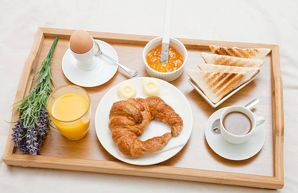 uma bandeja de café da manhã no hotel - french toast toast coffee bread - fotografias e filmes do acervo