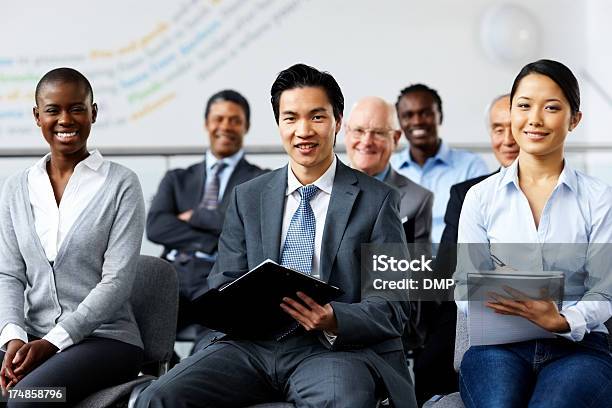 Geschäftspartner Sich Aufmerksam Bei Seminar Stockfoto und mehr Bilder von Afrikanischer Abstammung - Afrikanischer Abstammung, Arbeiten, Asiatischer und Indischer Abstammung