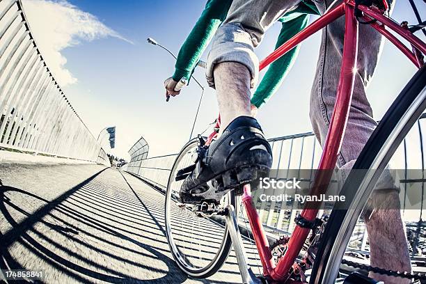 Città Pendolari Bicicletta - Fotografie stock e altre immagini di Ciclismo - Ciclismo, Elmetto, Pista ciclabile