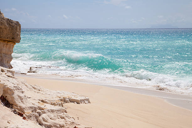 das cliffs at cupecoy beach auf st. maarten, niederländische antillen - cupecoy beach stock-fotos und bilder