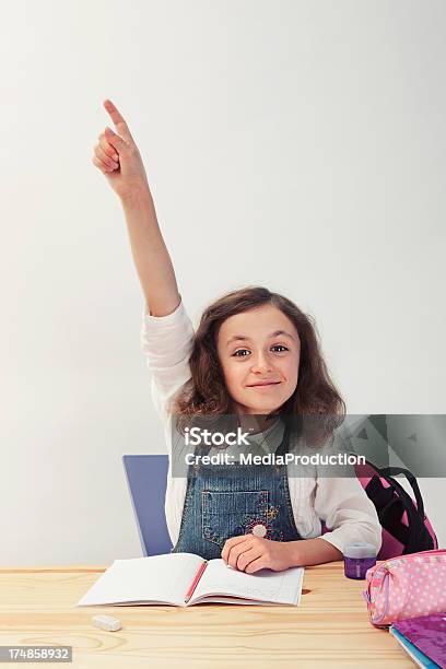 Raising Hand Stockfoto und mehr Bilder von 8-9 Jahre - 8-9 Jahre, Aktenordner, Bildung