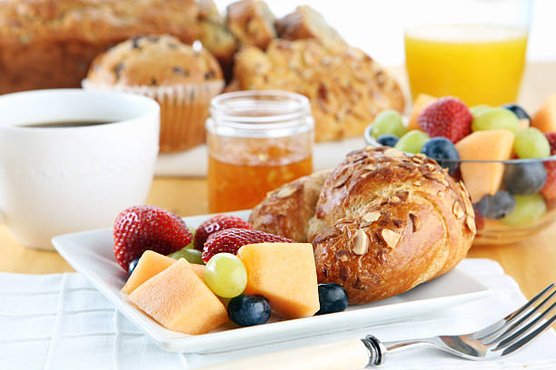 el desayuno - coffee muffin pastry blueberry muffin fotografías e imágenes de stock