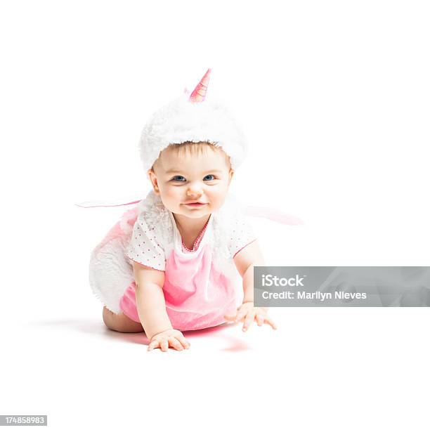 Улыбающегося Ребенка В Костюм A Unicorn — стоковые фотографии и другие картинки Единорог - Единорог, Младенец, Белый фон