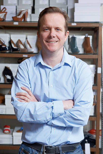 retrato masculino proprietário da loja de sapatos - shoe store sales clerk customer - fotografias e filmes do acervo