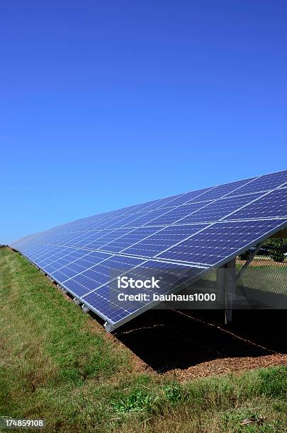 Painéis Solar - Fotografias de stock e mais imagens de Cabo - Cabo, Cabo de Alta-tensão, Central de Energia Solar