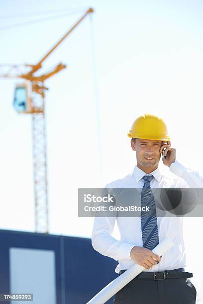 Sempre Na Chamada - Fotografias de stock e mais imagens de A usar um telefone - A usar um telefone, Adulto, Ao Ar Livre