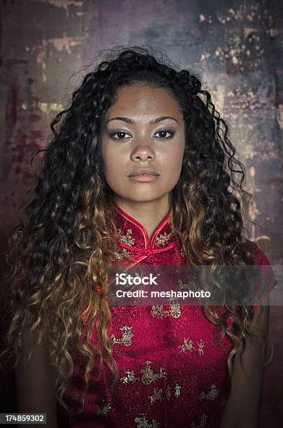 매력적인 중유럽식 칠레식 젊은 여자 20-29세에 대한 스톡 사진 및 기타 이미지 - 20-29세, 갈색 머리, 감정