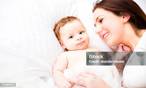 구슬눈꼬리 아기용 침대 0-11 개월에 대한 스톡 사진 및 기타 이미지 - 0-11 개월, 2명, 가까운
