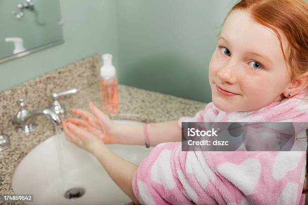 Little Girl Lavarse Las Manos Lavamanos Del Baño Foto de stock y más banco de imágenes de 8-9 años - 8-9 años, Albornoz, Alegre