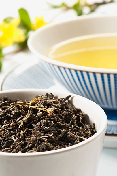 chá verde chá de jasmim e uma xícara de chá verde - jasmine tea leaf dry green tea - fotografias e filmes do acervo