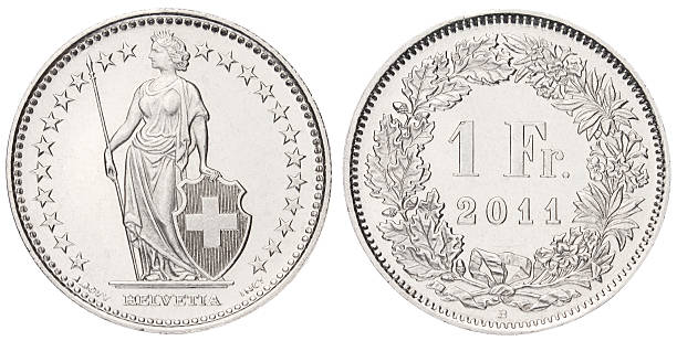 ein schweizer franken auf weißem hintergrund - swiss francs stock-fotos und bilder