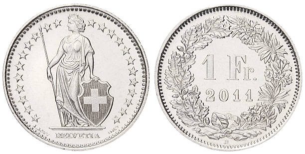 un franco suizo sobre fondo blanco - swiss currency swiss coin switzerland coin fotografías e imágenes de stock