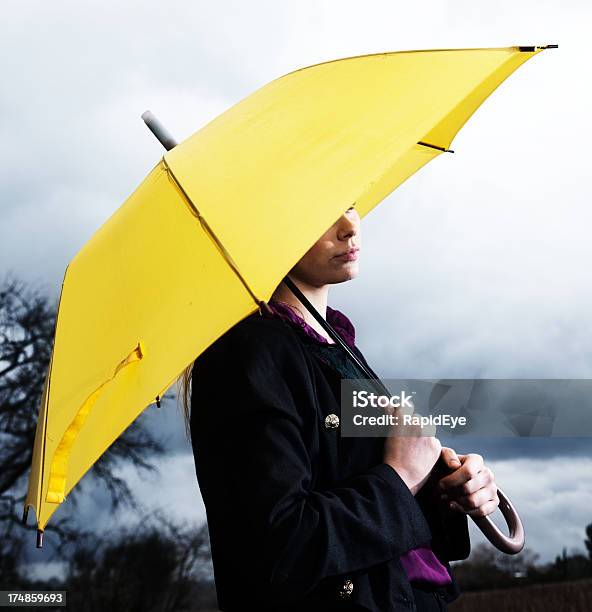 À Espera Do Sol Bela Loira Com Guardasol Amarelo - Fotografias de stock e mais imagens de Abaixo - Abaixo, Guarda-chuva, Mulheres