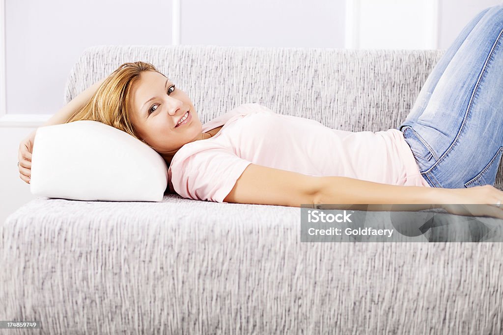 Piękna kobieta, leżąc na kanapie - Zbiór zdjęć royalty-free (30-39 lat)