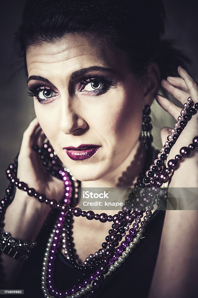 Красивая женщина в подвальном помещении - Стоковые фото 30-34 года роялти-фри