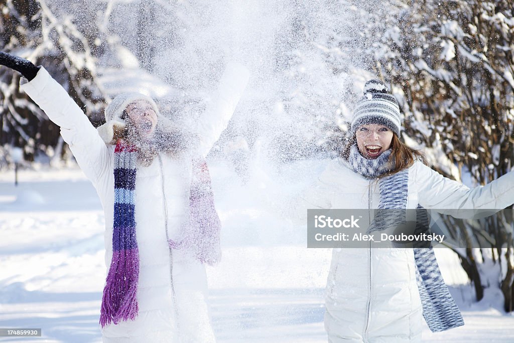 Zima. Dziewczyny się śnieżkami. - Zbiór zdjęć royalty-free (Boże Narodzenie)