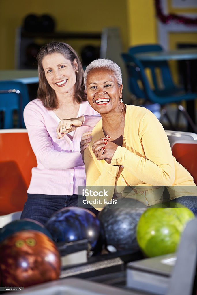 Femmes assis dans la salle de bowling - Photo de Troisième âge libre de droits