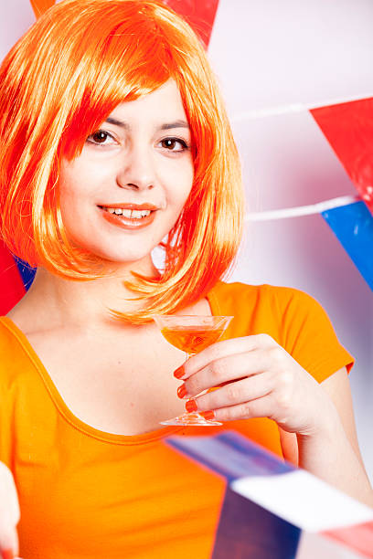 젊은 여자 술마시기 oranjebitter - model89 뉴스 사진 이미지