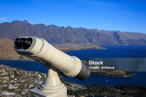 Foto de Binóculos Olhando A Cidade De Queenstown Nova Zelândia e mais fotos de stock de Binóculos