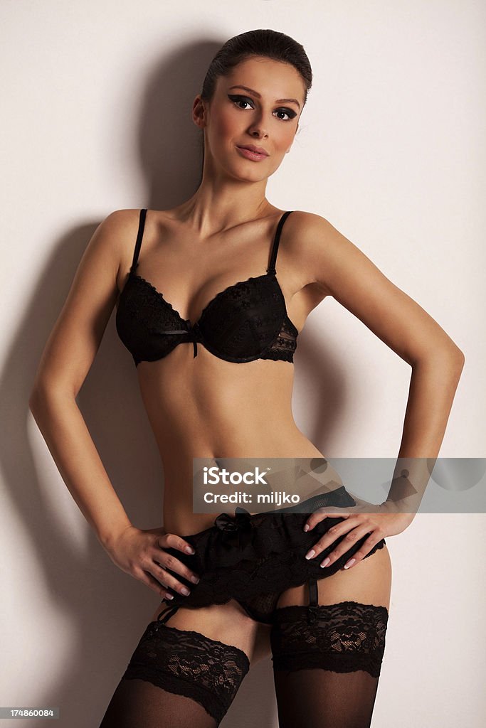 Incredibile brnette in posa in lingerie e calze nere - Foto stock royalty-free di Donne