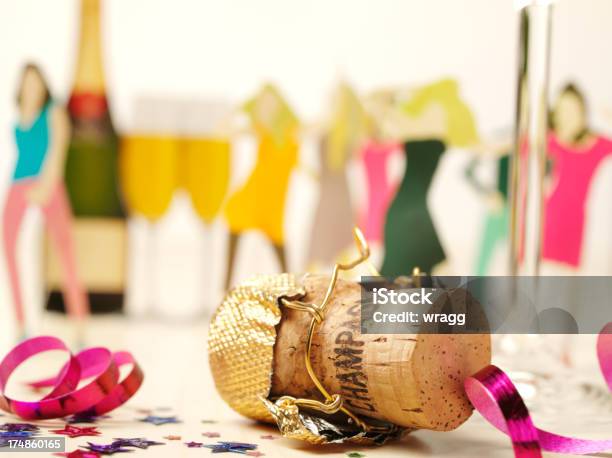 Rolha De Champanhe Com Dança De Festa - Fotografias de stock e mais imagens de Bailarina - Bailarina, Comemoração - Conceito, Confete